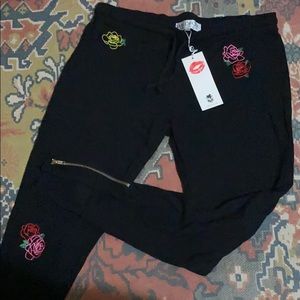 NWT WILDFOX EMBROIDERED FLOWERS SWEATPANTS LARGE